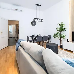 orestaliving-spacious-2br-on-the-danube-canal.vienna-besthotels.com/